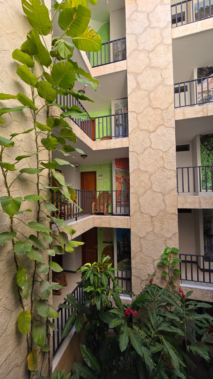 Pasillos interiores con plantas tropicales y balcones