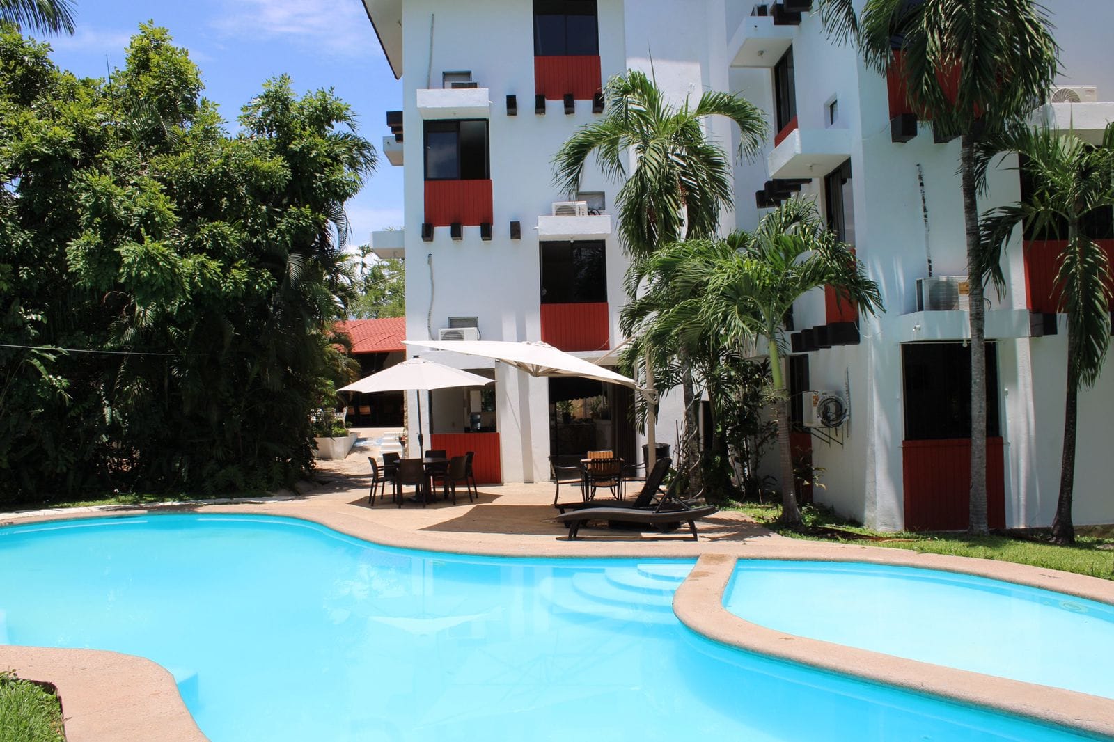 Alberca del hotel rodeada de vegetacion tropical en Palenque